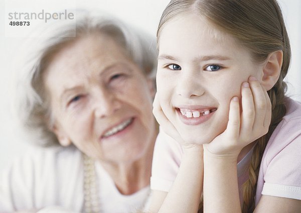 Mädchen und Großmutter  lächelnd