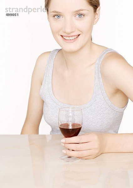 Frau mit einem Glas Wein