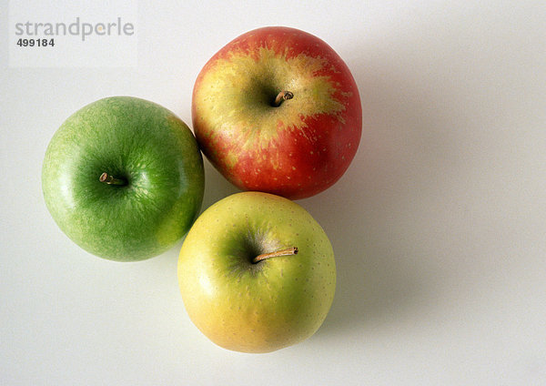 Drei verschiedene Äpfel  Hochwinkelansicht