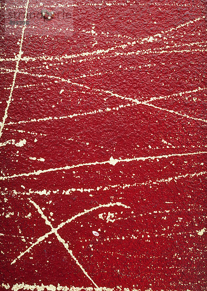 Weiße Farbspritzer auf rotem Beton  Nahaufnahme  Vollbild