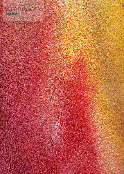 Rote und gelbe Sprühfarbe auf Betonwand  Nahaufnahme  Vollrahmen
