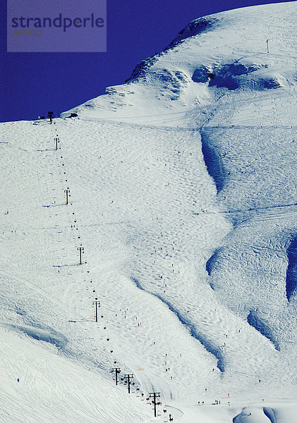 Sessellift am schneebedeckten Berghang