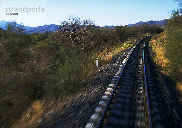 Ländliche Eisenbahngleise