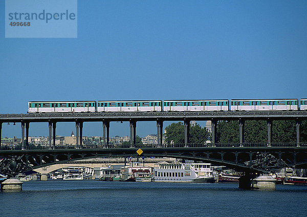 Frankreich  Paris  U-Bahn auf der Brücke über die Seine