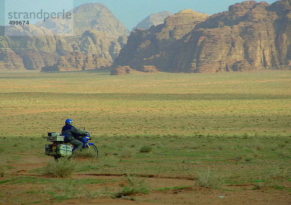 Jordanien  Motorradfahrer im Gebirge