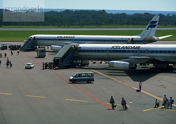 Island  Flugzeuge auf Asphalt