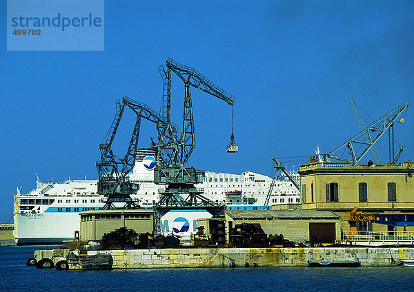 Werft  Kreuzfahrtschiff im Hintergrund