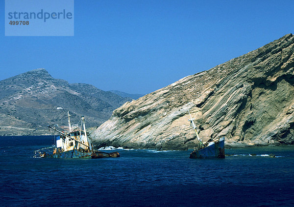 Griechenland  Fischerboote entlang der Felsenküste zerstört