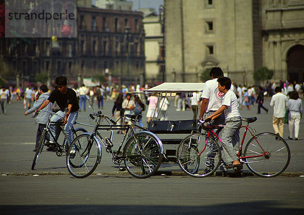 Mexiko  Menschen auf Fahrrädern im Quadrat