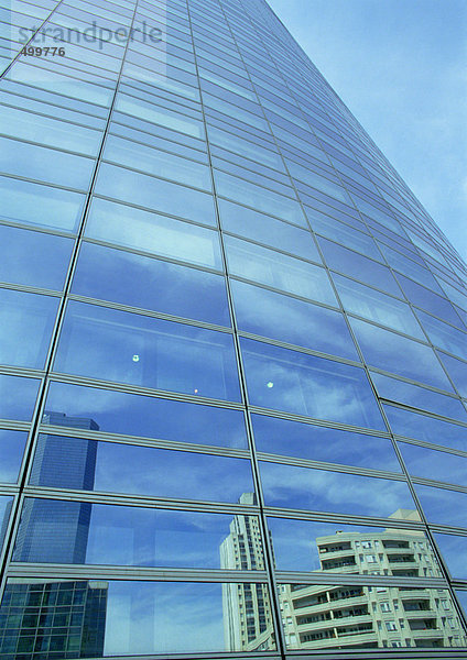 Frankreich  Paris  Gebäude spiegeln sich in der Glasfassade des Wolkenkratzers wider.