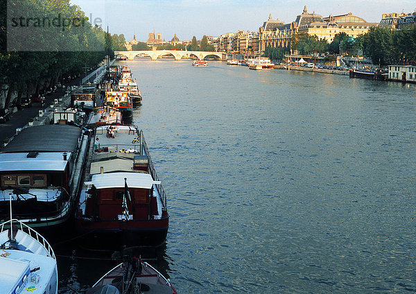 Frankreich  Paris  Binnenschiffe an der Seine angedockt