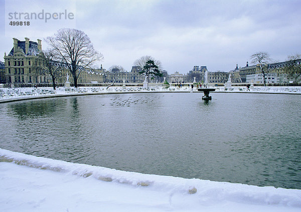 Frankreich  Paris  Brunnen in Tuileries Garden mit Schnee