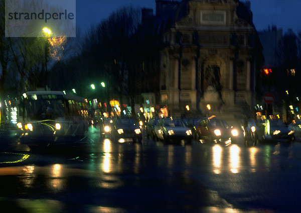 Frankreich  Paris  Verkehr am Place St. Michel bei Nacht