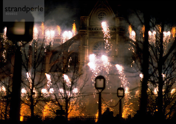 Frankreich  Paris  Feuerwerk bei Nacht