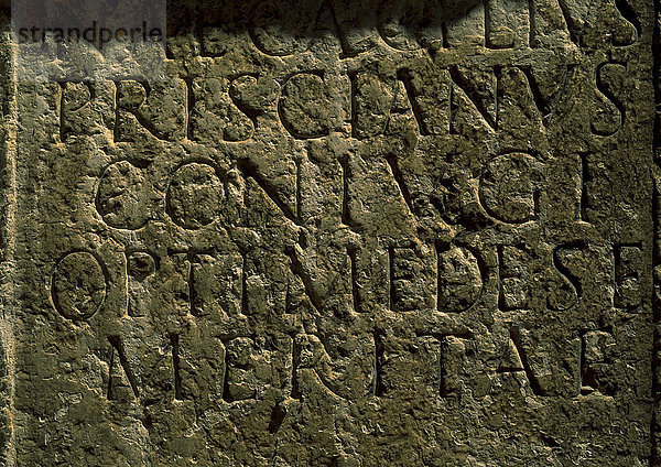 Lateinische Gravur in Steinmauer.