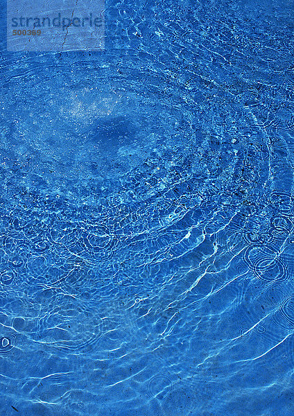 Ringe in blauem Wasser