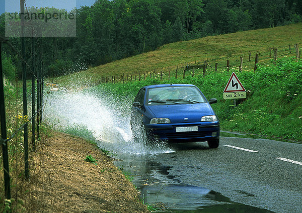 Autofahren durch Pfütze  Spritzwasser