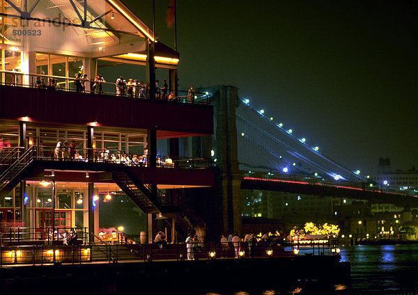 New York  Manhattan  South Street Seaport und Brooklyn Bridge  nachts beleuchtet