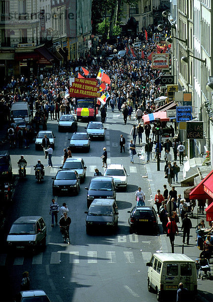 Menschenmenge auf der Straße mit Bannern