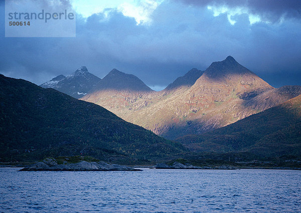 Norwegen  Berge mit Schatten am Meer