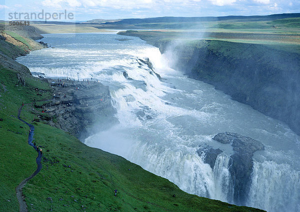 Island  Gullfoss Wasserfall  Kaskade und Gischt in grüner Landschaft