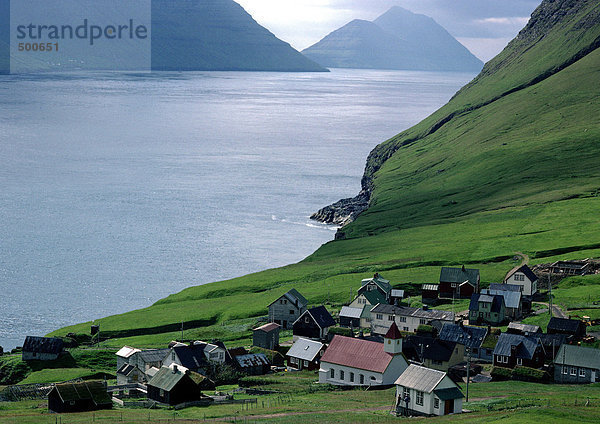 Skandinavien  Dorf mit Meerblick und Bergen im Hintergrund