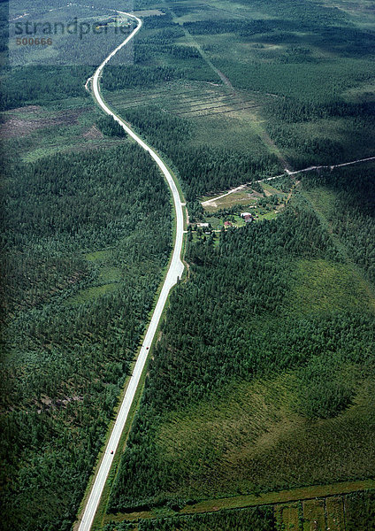 Schweden  Straße durch die Waldlandschaft  Luftbild