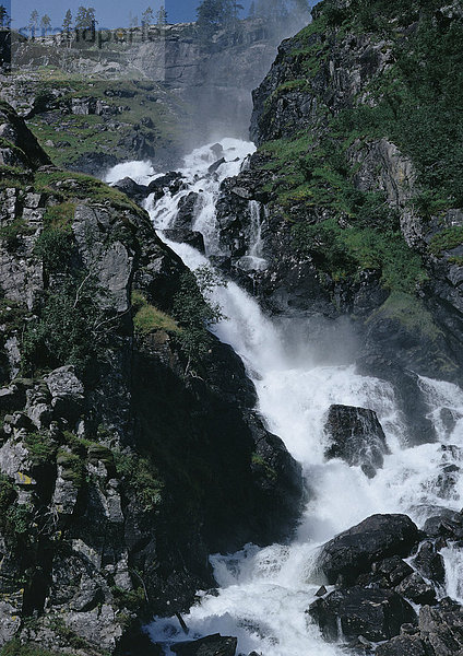 Wasserfall in felsiger Landschaft