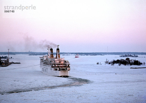 Ostsee  Schiff im verschneiten Wasser