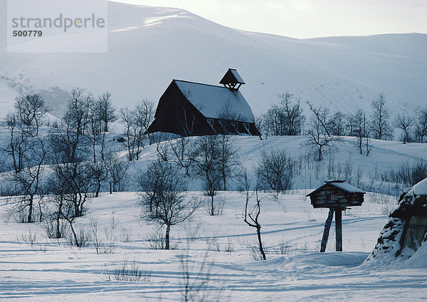 Schweden  Scheune in verschneiter Landschaft