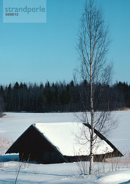 Finnland  Hütte halb verschneit