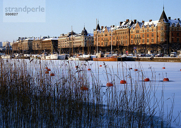 Schweden  Stockholm  schneebedeckter Hafen und Gebäude am Kai