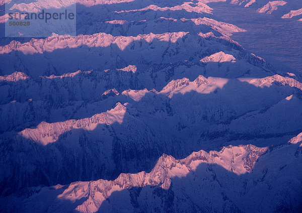 Norwegen  schneebedeckte Berge  Luftaufnahme