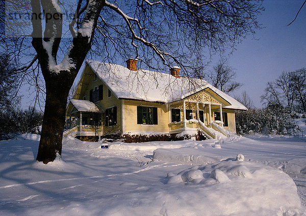 Schweden  schneebedecktes Haus in ländlicher Umgebung bei Tageslicht  schneebedeckter Boden