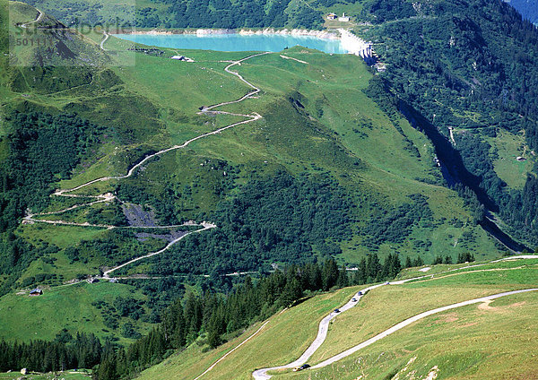 Frankreich  Savoyen  Straßen durch Berge  eine führt zum blauen See