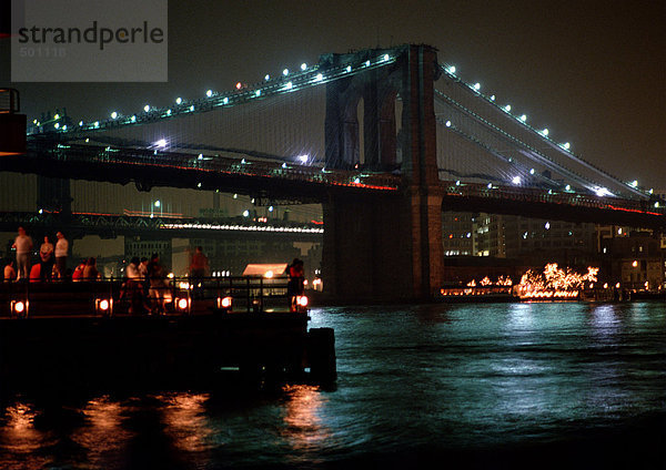 USA  NY  Brooklyn Bridge  nachts beleuchtet.