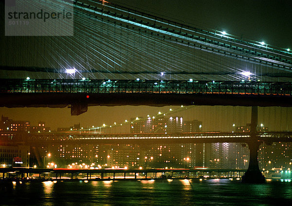 USA  NY  Brooklyn Bridge  nachts beleuchtet