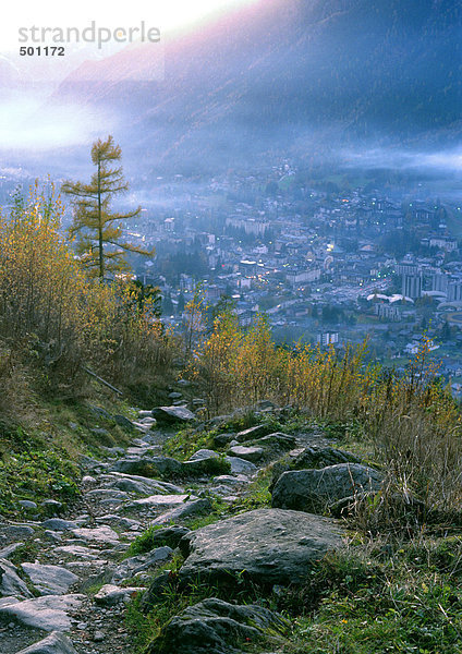 Felsweg mit Blick auf die Stadt in den Bergen