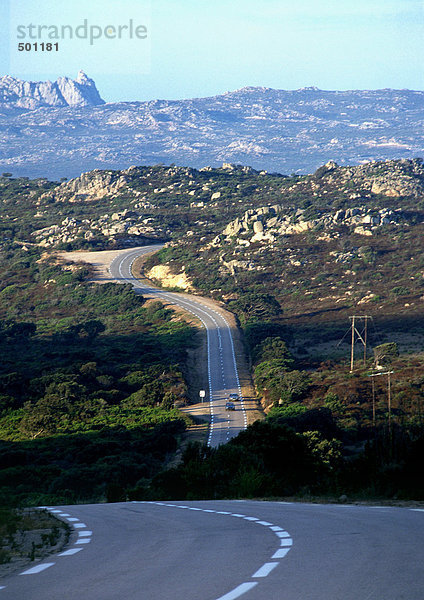 Frankreich  Korsika  Straße durch die Bergregion.