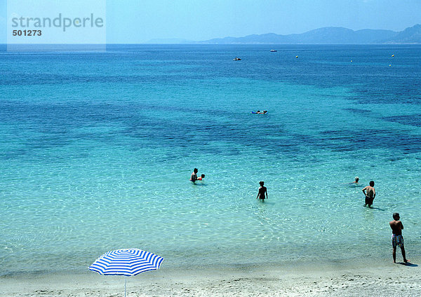 Frankreich  Korsika  Menschen  die am Strand waten