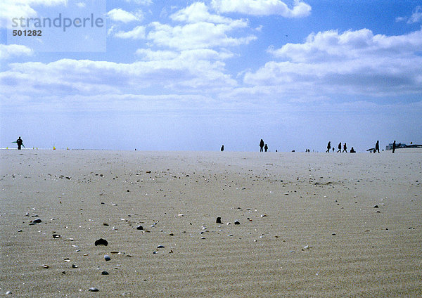 Sandstrand  Menschen sichtbar am Horizont