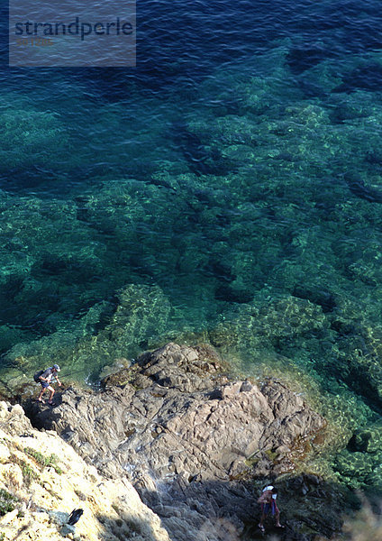 Frankreich  Korsika  Menschen fischen auf Felsen  Hochwinkelansicht