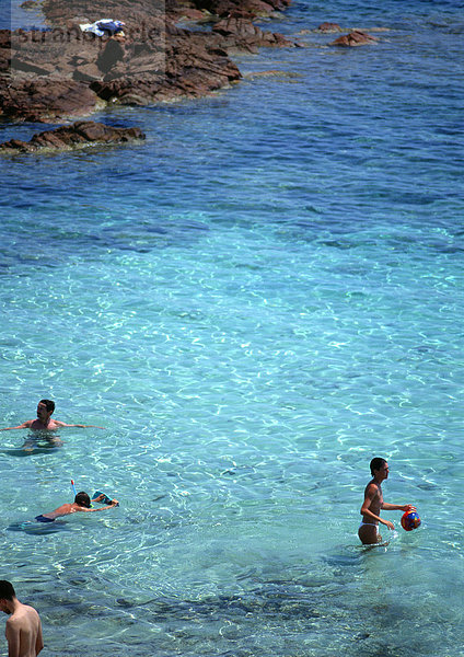 Frankreich  Korsika  Menschen  die im Meer waten