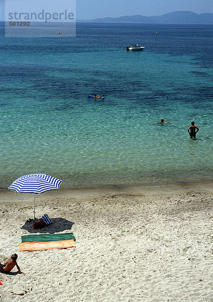 Frankreich  Korsika  Menschen am Strand