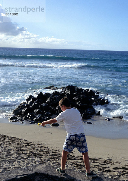 Kind spielt am Strand