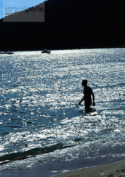 Person  die im Meer watet  Silhouette