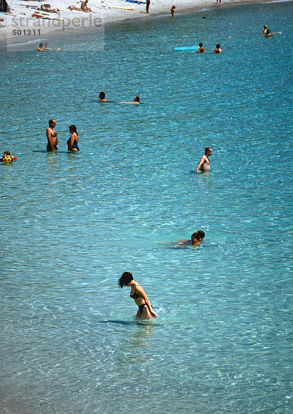 Menschen  die im Meer waten