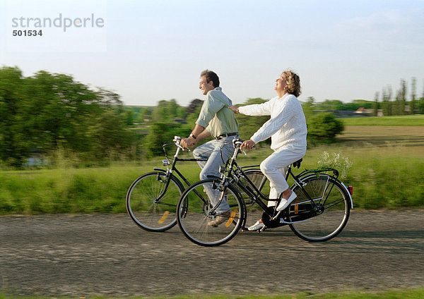 Zwei Fahrräder auf dem Land zusammen fahren