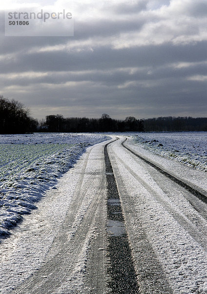 Frankreich  Picardie  Straße durch Felder mit Schnee