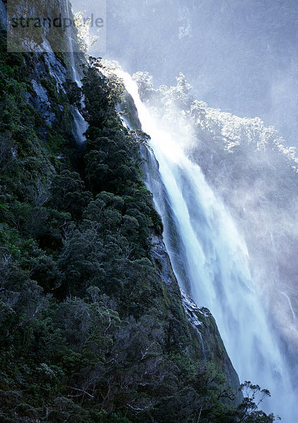 Neuseeland  Wasserfall über Klippe